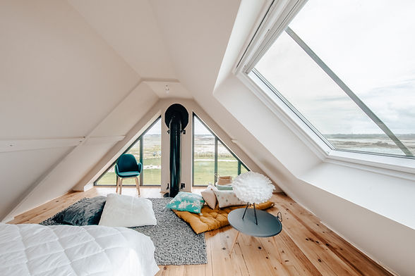 optimisez l'espace sous votre toit avec nos conseils et idées d'aménagement de combles pour créer une pièce confortable, lumineuse et fonctionnelle.