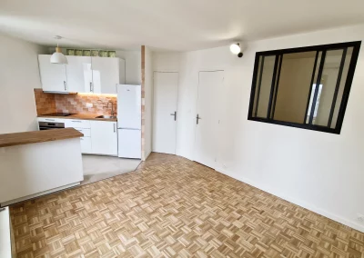 découvrez cet appartement rénové à vanves, alliant confort moderne et charme authentique. idéalement situé, prêt à emménager, proche des commerces et transports. ne manquez pas cette belle opportunité!
