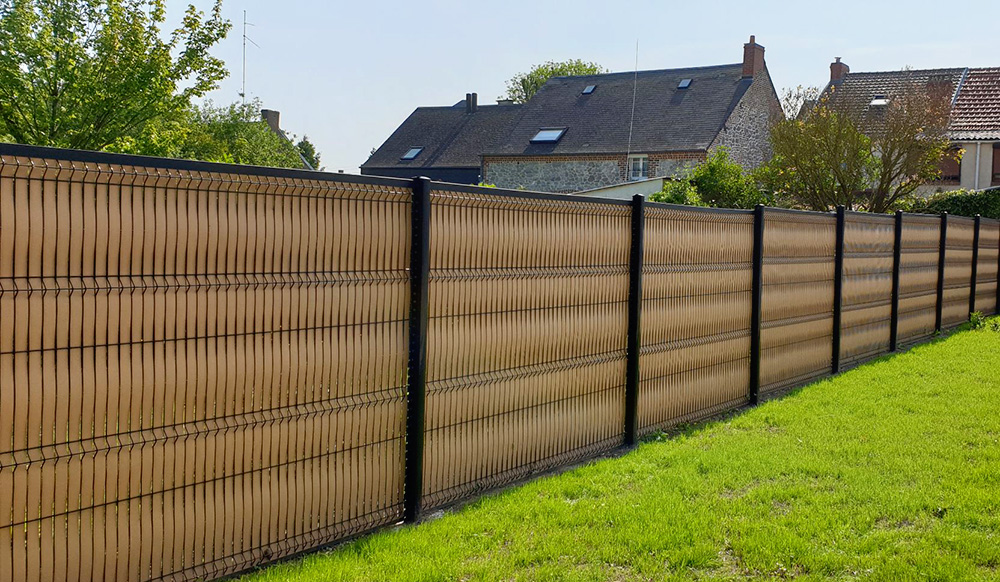 découvrez comment estimer et optimiser le budget pour l'installation de clôtures autour de votre maison. conseils, prix moyens et astuces pour choisir la clôture adaptée à vos besoins et à votre budget.