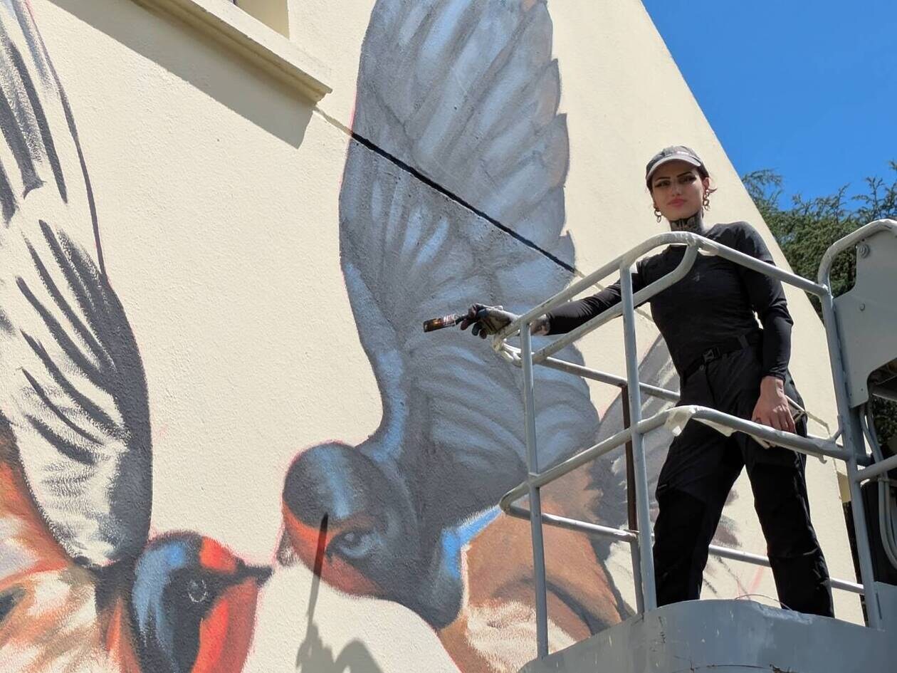 découvrez comment établir un budget pour vos travaux de peinture : prix moyens d'un peintre, conseils pour bien estimer les coûts et astuces pour économiser sur votre projet.