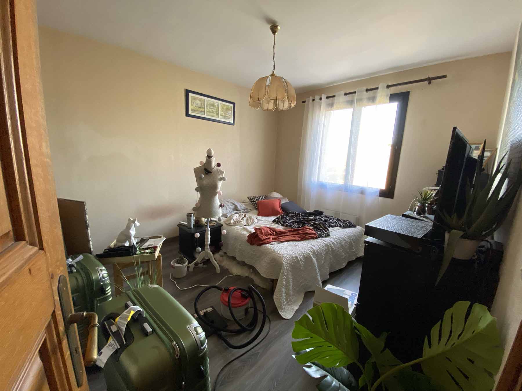 découvrez comment estimer le budget nécessaire pour rénover une chambre de 12m2 : conseils, prix au mètre carré et astuces pour maîtriser vos dépenses.