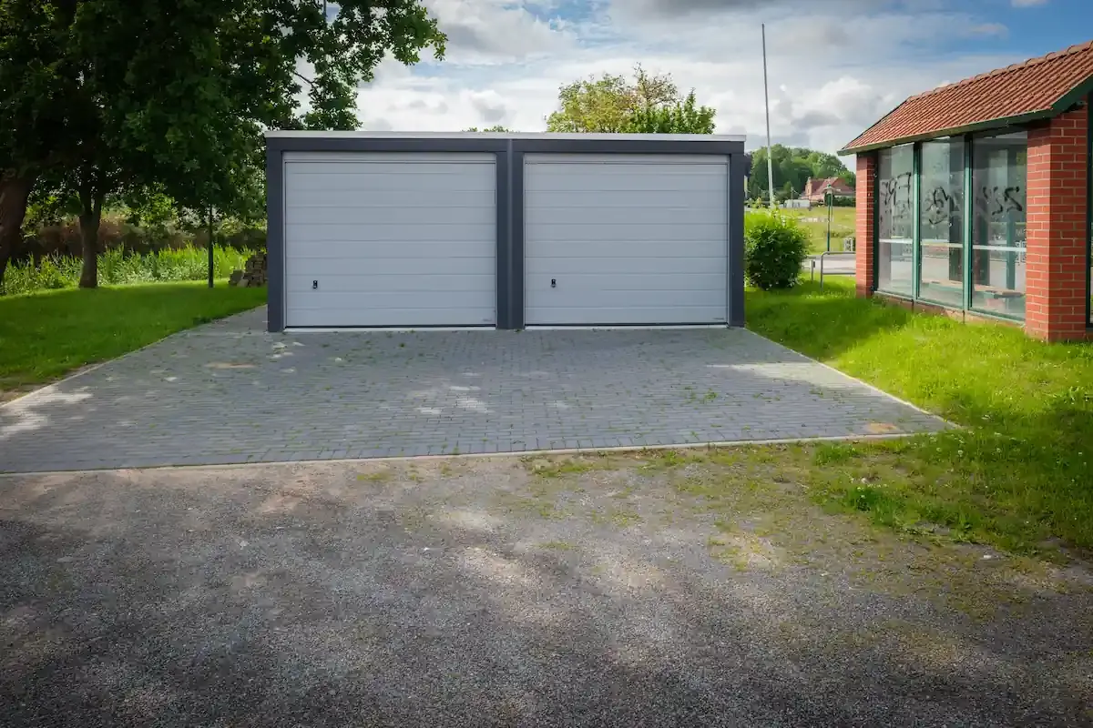 découvrez tout sur le coût d’un garage : prix de construction, frais d’entretien et conseils pour estimer le budget global selon vos besoins.