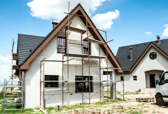 découvrez le coût moyen au m² pour la peinture de votre intérieur ou extérieur, les facteurs impactant le prix et des conseils pour estimer votre budget travaux peinture.