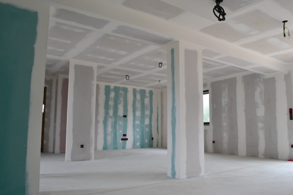découvrez le coût des plaques de plâtre au m² : prix moyens, facteurs influençant le tarif, conseils pour estimer votre budget et réussir vos travaux de rénovation ou d’aménagement intérieur.