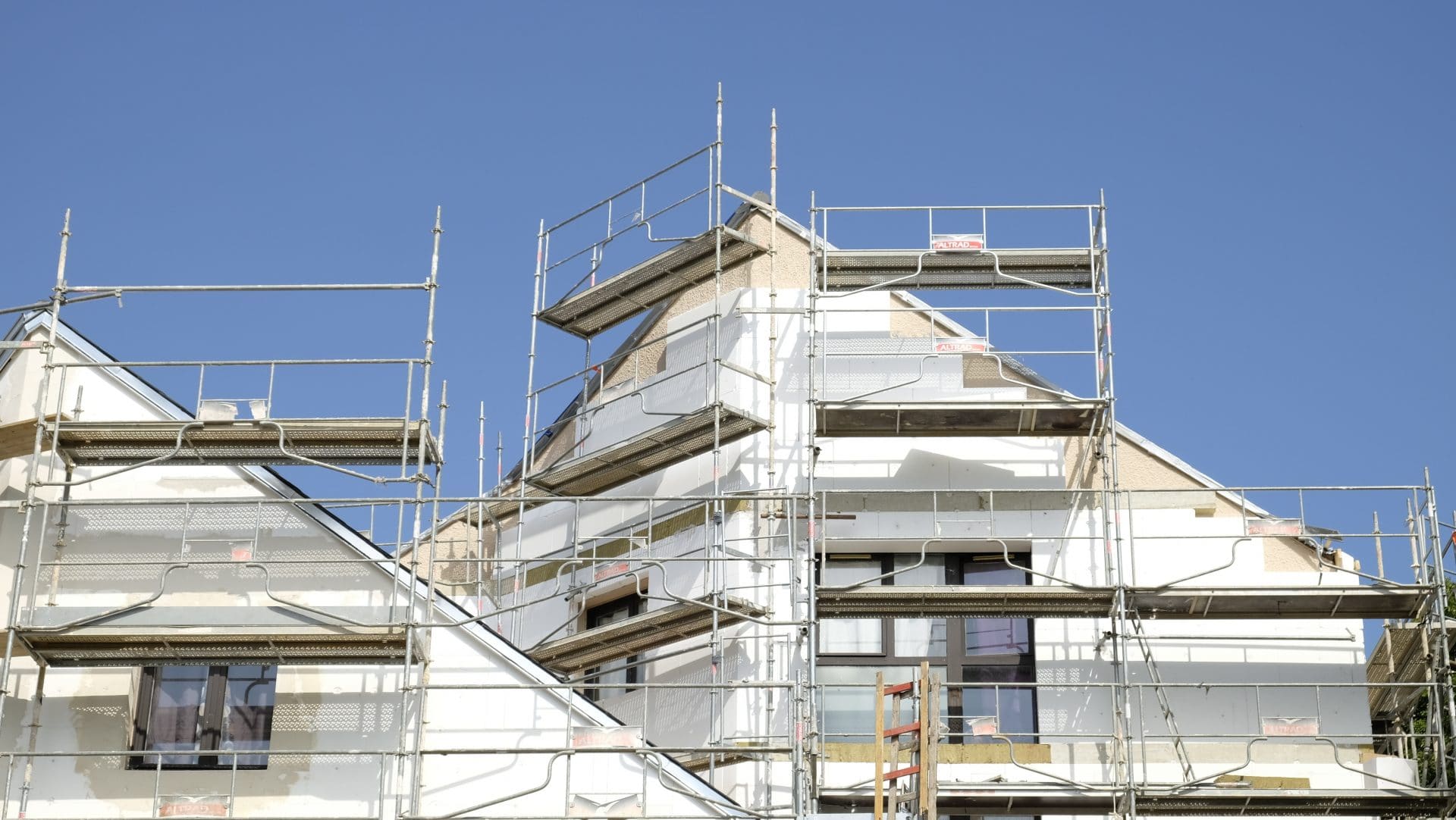 découvrez tout ce qu'il faut savoir sur le coût d'un ravalement de façade : tarifs moyens, facteurs influençant le prix, conseils pour bien budgétiser et aides possibles.
