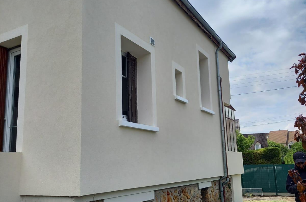 découvrez comment estimer le coût d'un ravalement de façade, les facteurs qui influencent le prix et des conseils pour comparer les devis et économiser sur vos travaux.