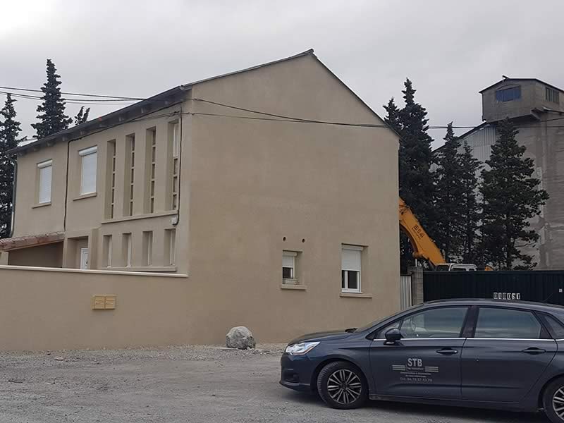 découvrez tout ce qu'il faut savoir sur le coût d'un ravalement de façade : tarifs moyens, facteurs de prix et conseils pour estimer votre budget avant travaux.