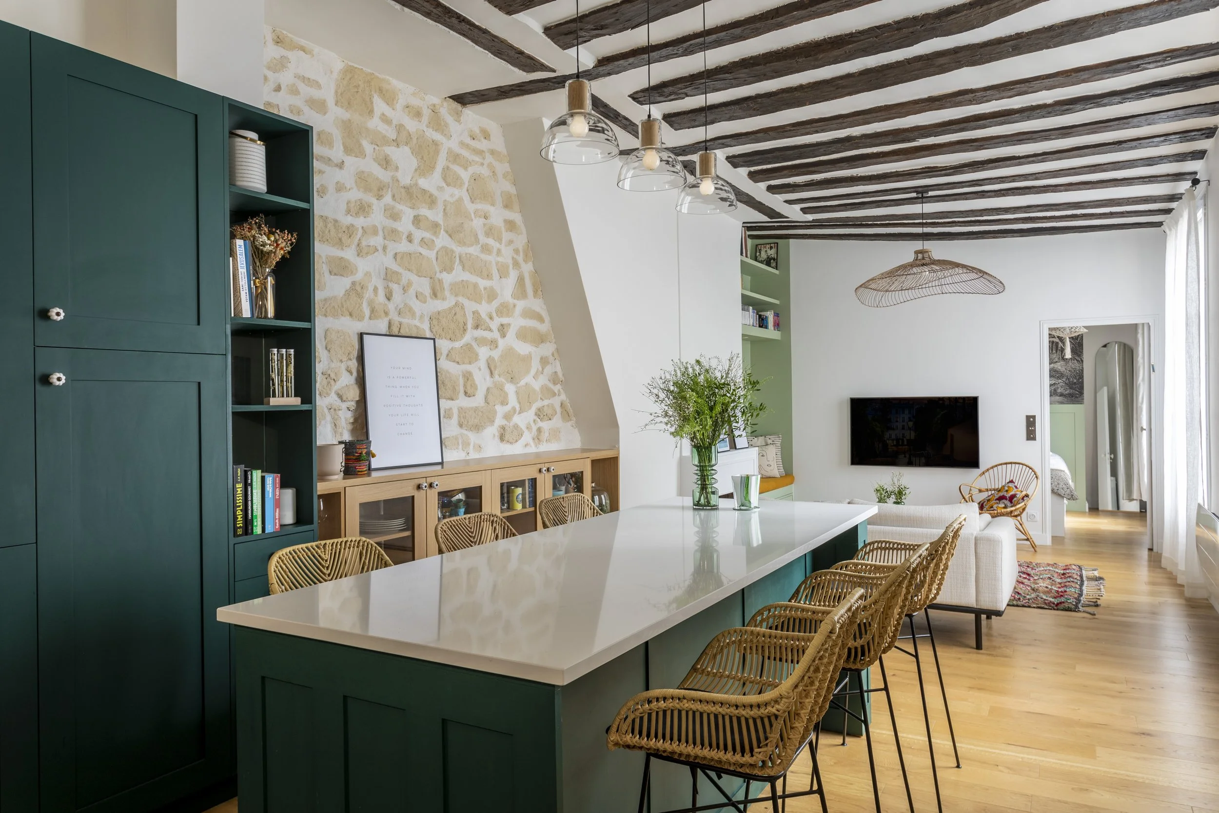 découvrez tout ce qu'il faut savoir sur le coût de la rénovation d'un appartement : estimation des prix, facteurs impactant le budget et conseils pour bien planifier vos travaux.
