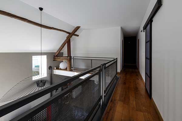 découvrez les facteurs influençant le coût de rénovation d'une ferme, les prix moyens au m², et des conseils pour estimer votre budget avant de démarrer vos travaux.