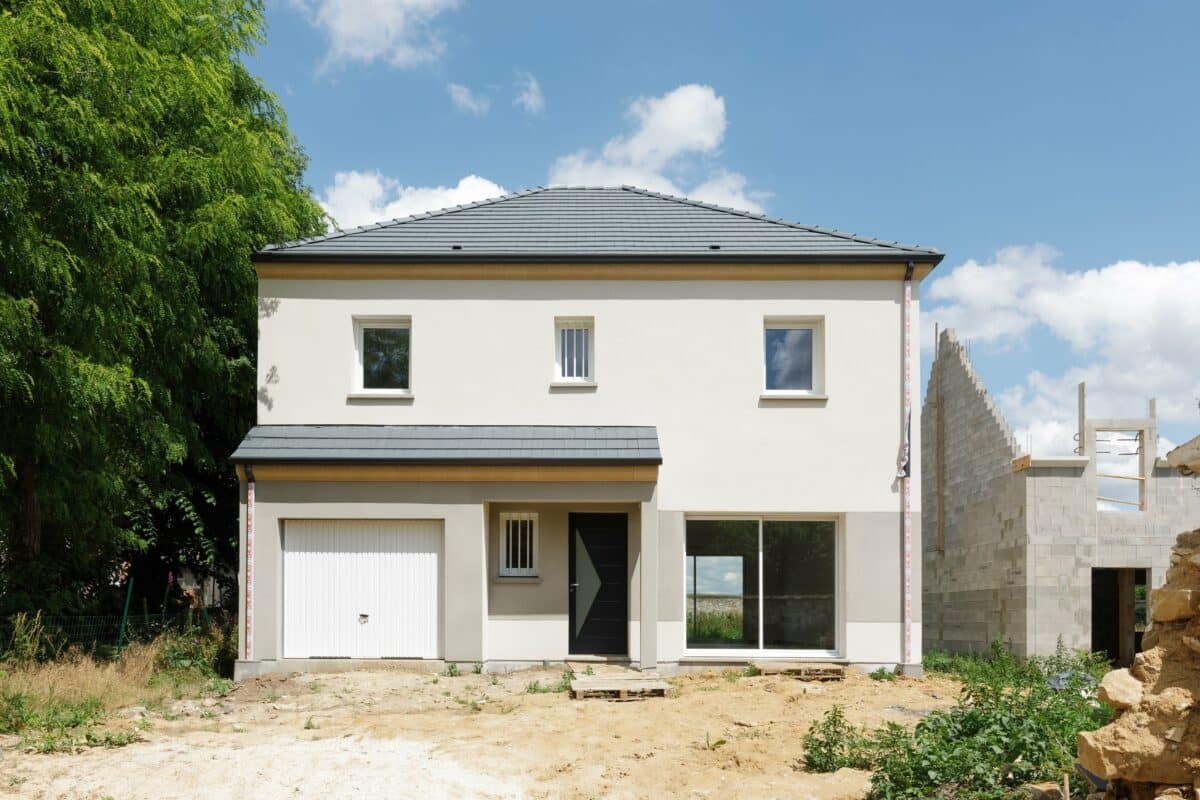 découvrez tout ce qu'il faut savoir sur le coût de la rénovation d'une maison : estimation des prix, conseils d'experts, facteurs à prendre en compte et astuces pour maîtriser votre budget.