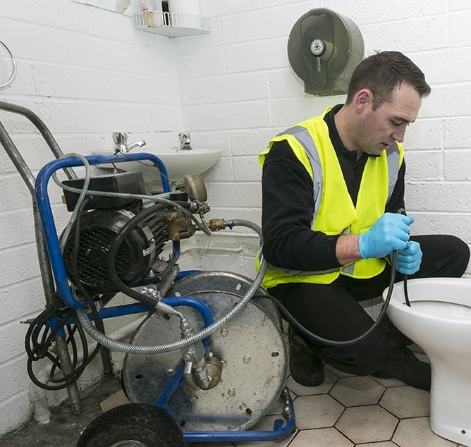 besoin d’un débouchage haute pression à châtillon ? nos experts interviennent rapidement pour éliminer efficacement bouchons et résidus dans vos canalisations. service professionnel, disponibilité 7j/7.