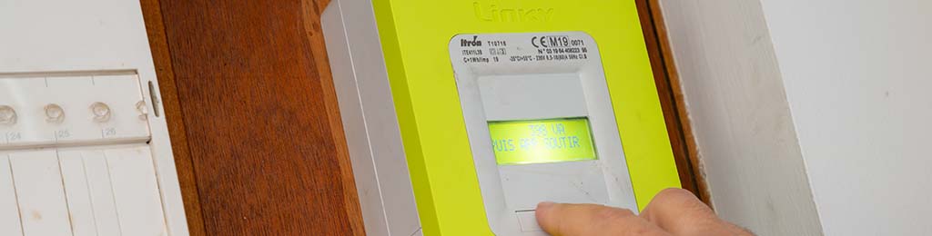 découvrez les délais à prévoir pour l'installation électrique d'un foyer : étapes, facteurs influençant la durée et conseils pour un projet réussi.