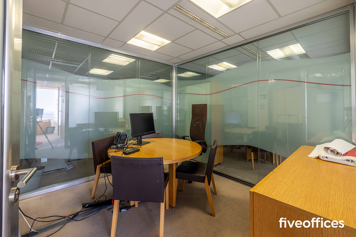 découvrez des espaces de travail modernes et flexibles à puteaux : bureaux équipés, salles de réunion et solutions coworking pour entrepreneurs, pme et indépendants. travaillez dans un environnement professionnel au cœur de la défense.