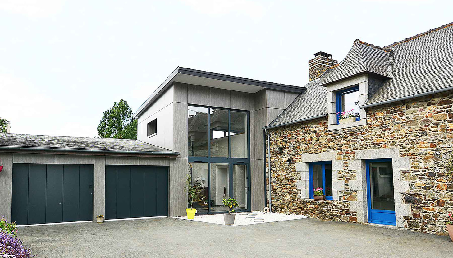 découvrez comment réussir l’extension de votre maison avec un toit plat : avantages, étapes, conseils de professionnels et idées de design pour agrandir votre espace de vie facilement.