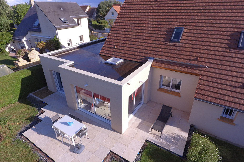 découvrez comment agrandir votre espace de vie grâce à une extension de maison moderne avec toit plat. conseils, avantages et idées pour optimiser votre projet d’extension.