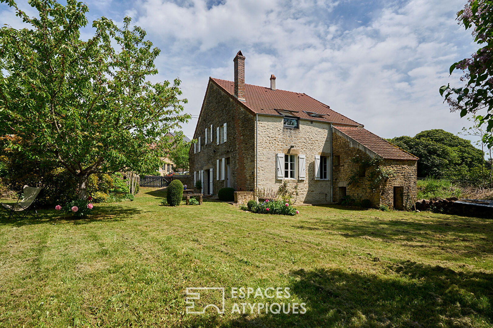 découvrez une ferme authentique à rénover près de paris, offrant un cadre paisible et un fort potentiel pour créer la maison de vos rêves à la campagne, tout en restant proche de la capitale.