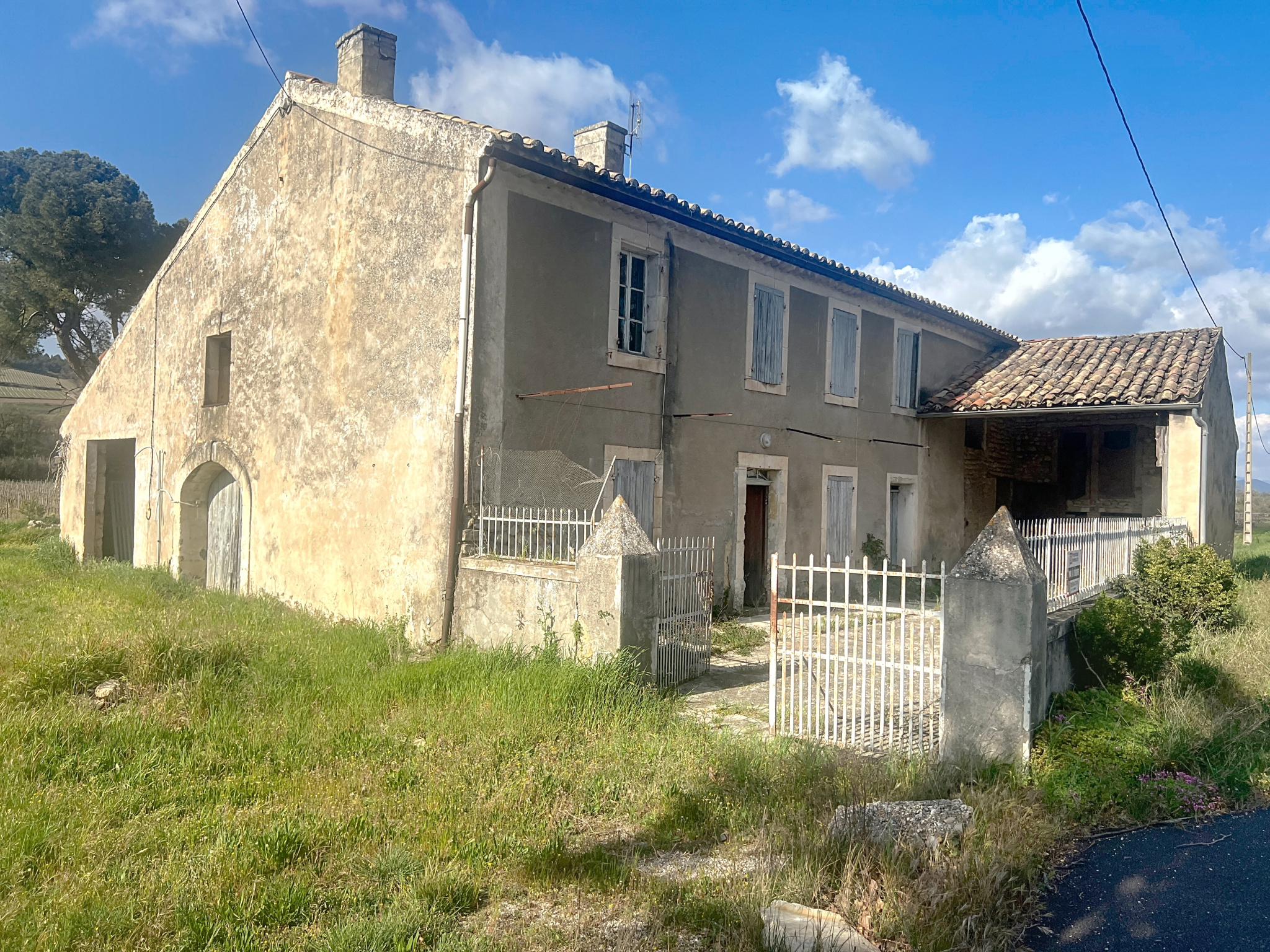 découvrez cette ferme authentique à rénover, située à quelques kilomètres de paris. un cadre paisible, idéal pour un projet immobilier unique alliant charme rural et proximité de la capitale.