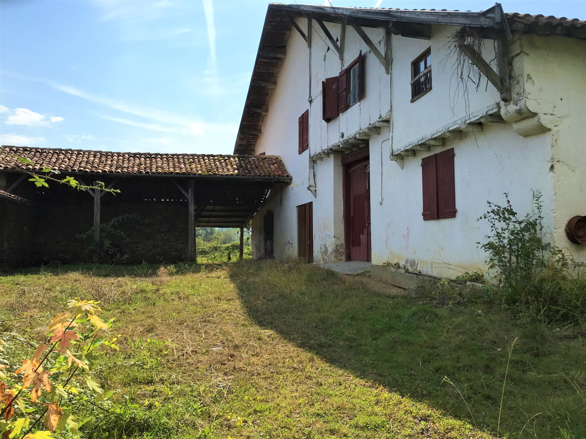 découvrez une ferme authentique à rénover située près de paris. un cadre paisible, idéal pour un projet unique mêlant charme de l’ancien et personnalisation. opportunité rare à saisir !