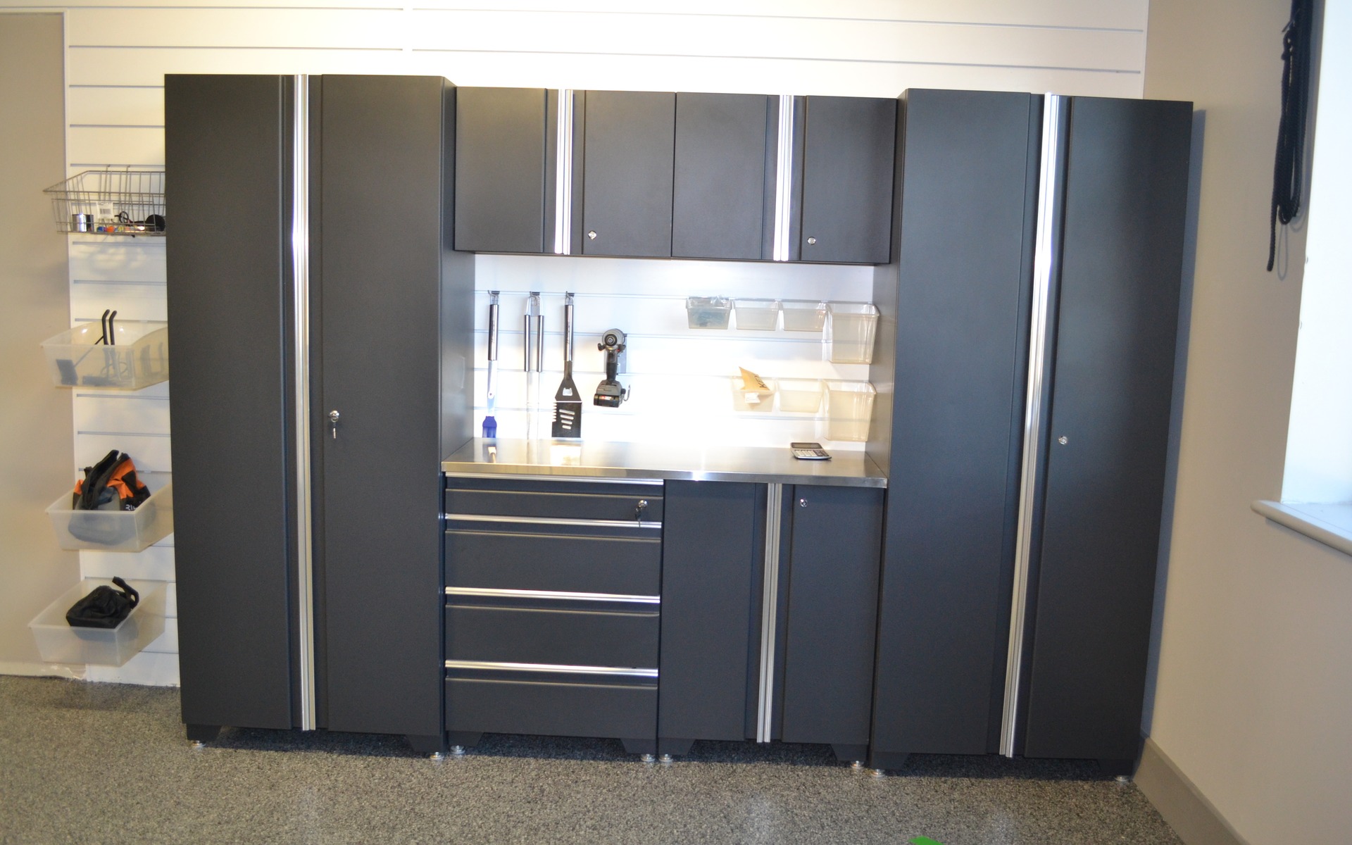 découvrez comment créer le garage de vos rêves : conseils d'aménagement, idées de rangement et astuces pour optimiser l'espace et personnaliser votre garage selon vos besoins.