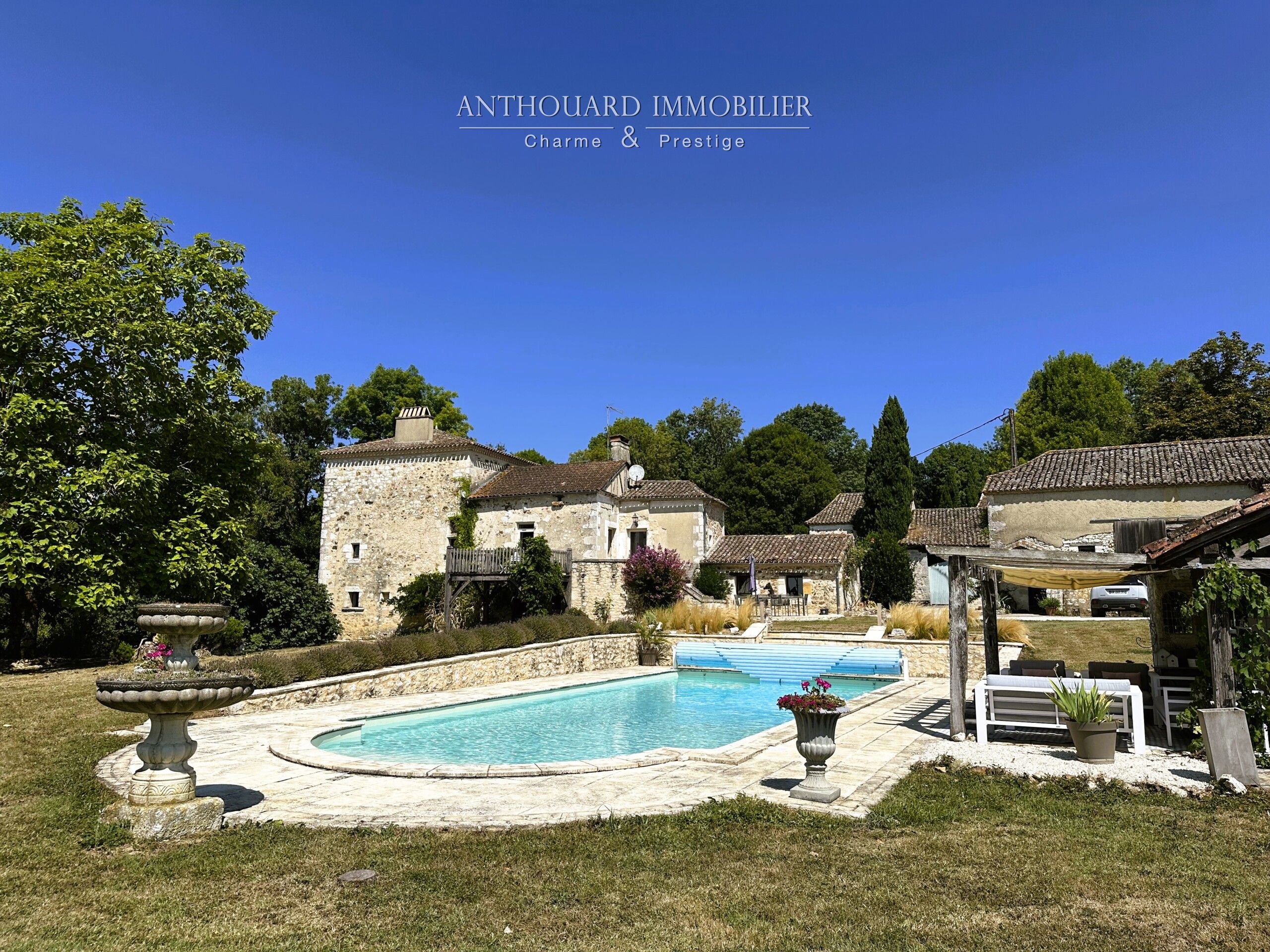 découvrez une grange exceptionnelle au charme unique, idéale pour vos projets de rénovation ou d’événementiel. espace, authenticité et potentiel vous attendent dans cette propriété rare à visiter absolument.