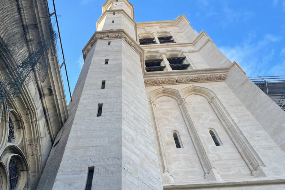 découvrez comment anne hidalgo redonne vie aux églises et fontaines emblématiques de paris à travers un ambitieux programme de restauration du patrimoine parisien.
