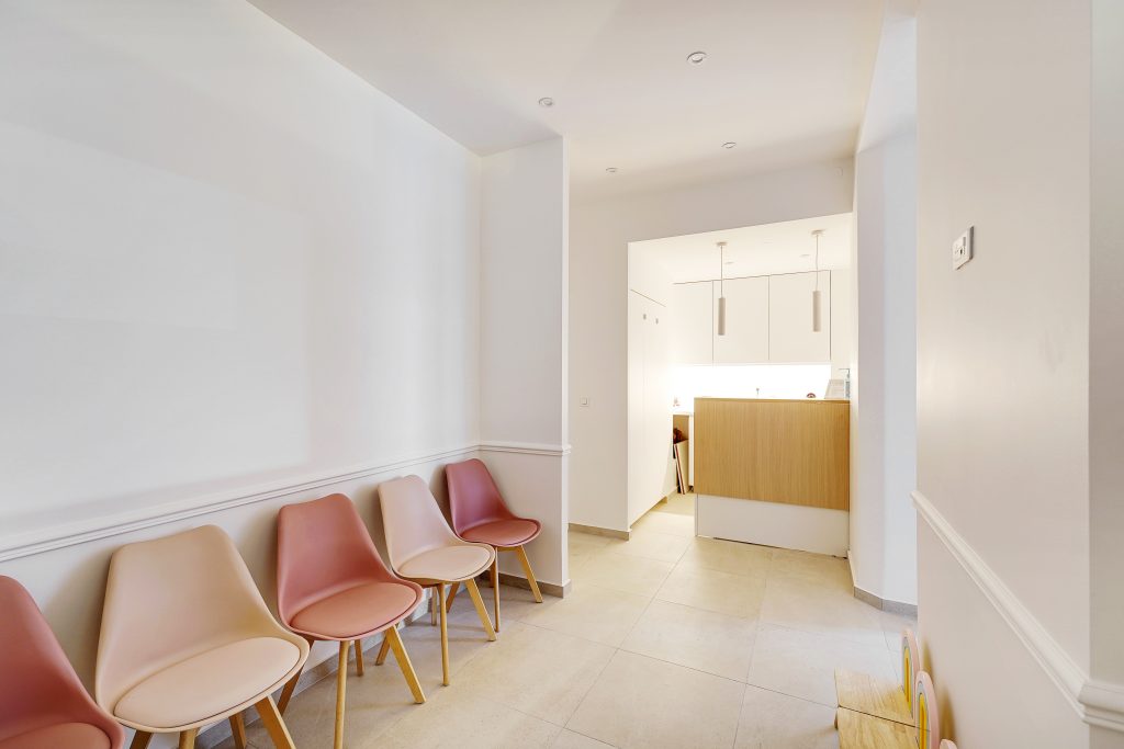 découvrez comment un ancien cabinet médical a été transformé en un appartement élégant au cœur de paris. suivez les étapes de cette métamorphose exceptionnelle, de la conception à la décoration, pour une nouvelle vie dans un cadre unique.