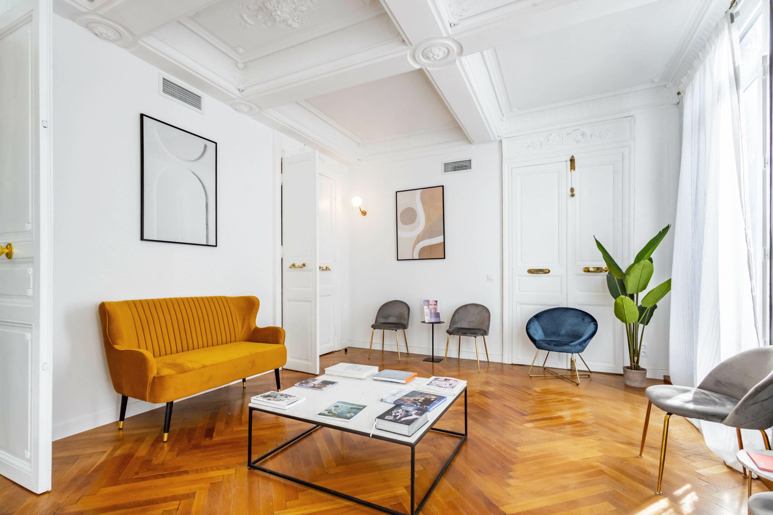 découvrez comment un ancien cabinet médical à paris a été transformé en un appartement moderne et confortable, alliant charme parisien et design contemporain.