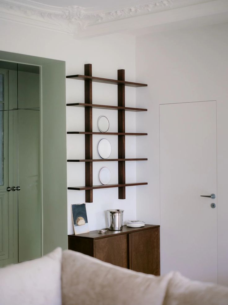 découvrez comment un ancien cabinet médical a été transformé en un appartement moderne et élégant à paris, alliant charme parisien et agencement contemporain.