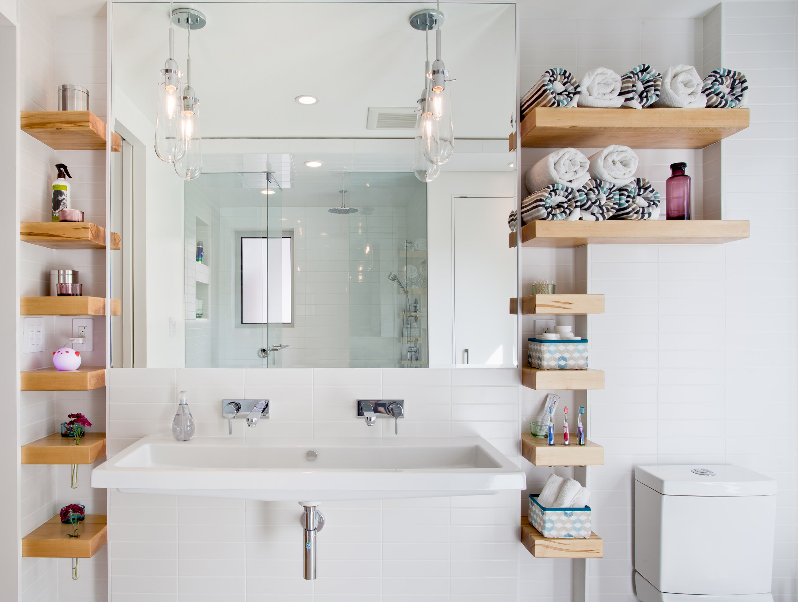 découvrez des astuces simples et efficaces pour optimiser l'espace et le rangement de votre salle de bain sans réaliser de travaux. idées gain de place, organisation et décoration adaptées à toutes les surfaces.