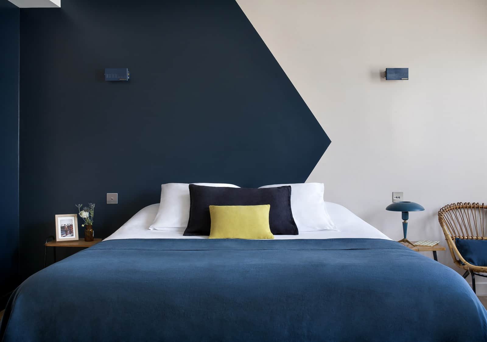découvrez nos conseils et inspirations pour choisir la peinture idéale pour la chambre. couleurs, tendances et astuces pour créer un espace de détente et de bien-être.