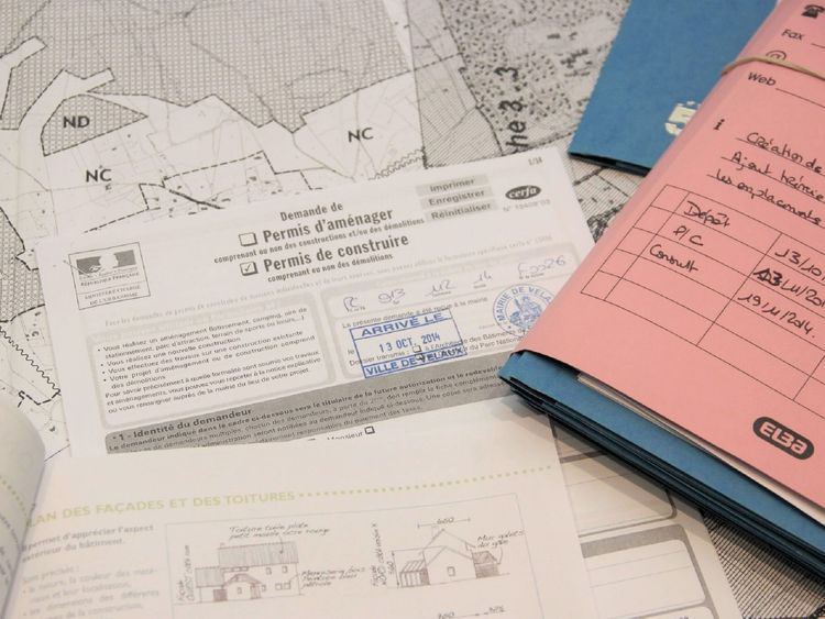 découvrez les différences essentielles entre permis et déclaration : obligations, démarches et cas d'application. informez-vous pour mieux gérer vos projets de travaux ou d'aménagement.