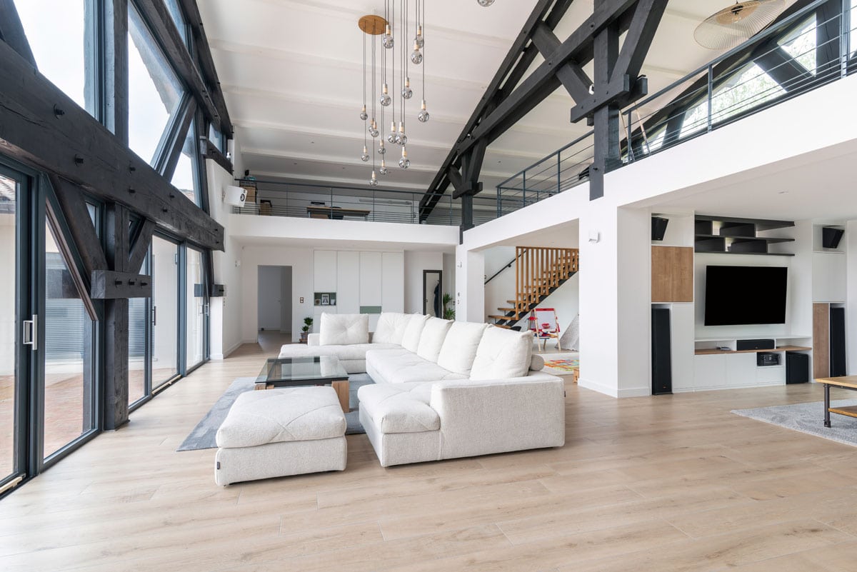 découvrez tout ce qu'il faut savoir sur le prix au m² pour la rénovation : fourchettes de coûts selon les types de travaux, facteurs influençant le tarif, et conseils pour estimer et optimiser votre budget rénovation.