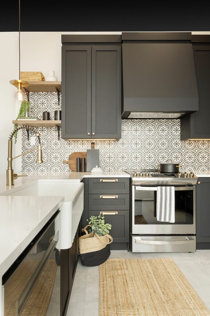 transformez votre espace avec une rénovation de cuisine moderniste : designs épurés, matériaux innovants et solutions fonctionnelles pour une cuisine élégante et contemporaine.