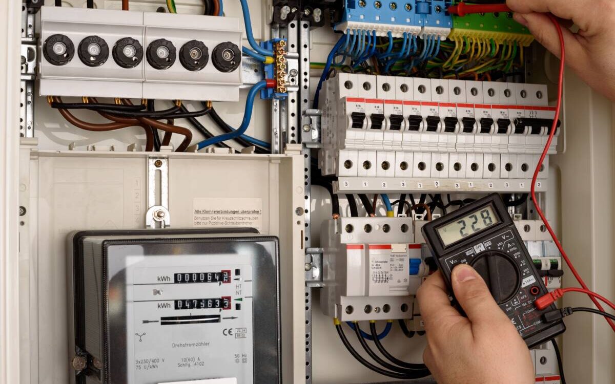 confiez vos travaux de rénovation électrique à des professionnels qualifiés. mise aux normes, sécurité, installation et modernisation de votre système électrique pour un habitat sûr et confortable.