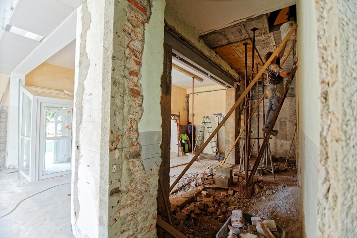 améliorez l'efficacité énergétique de votre logement grâce à la rénovation énergétique : conseils, aides financières et solutions adaptées pour économiser sur vos factures tout en préservant l'environnement.