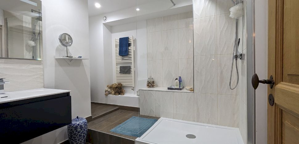 découvrez nos conseils et idées pour réussir la rénovation d'une salle de bain de 70m2 : aménagement, choix des matériaux, astuces déco et solutions pratiques pour transformer votre espace selon vos envies.