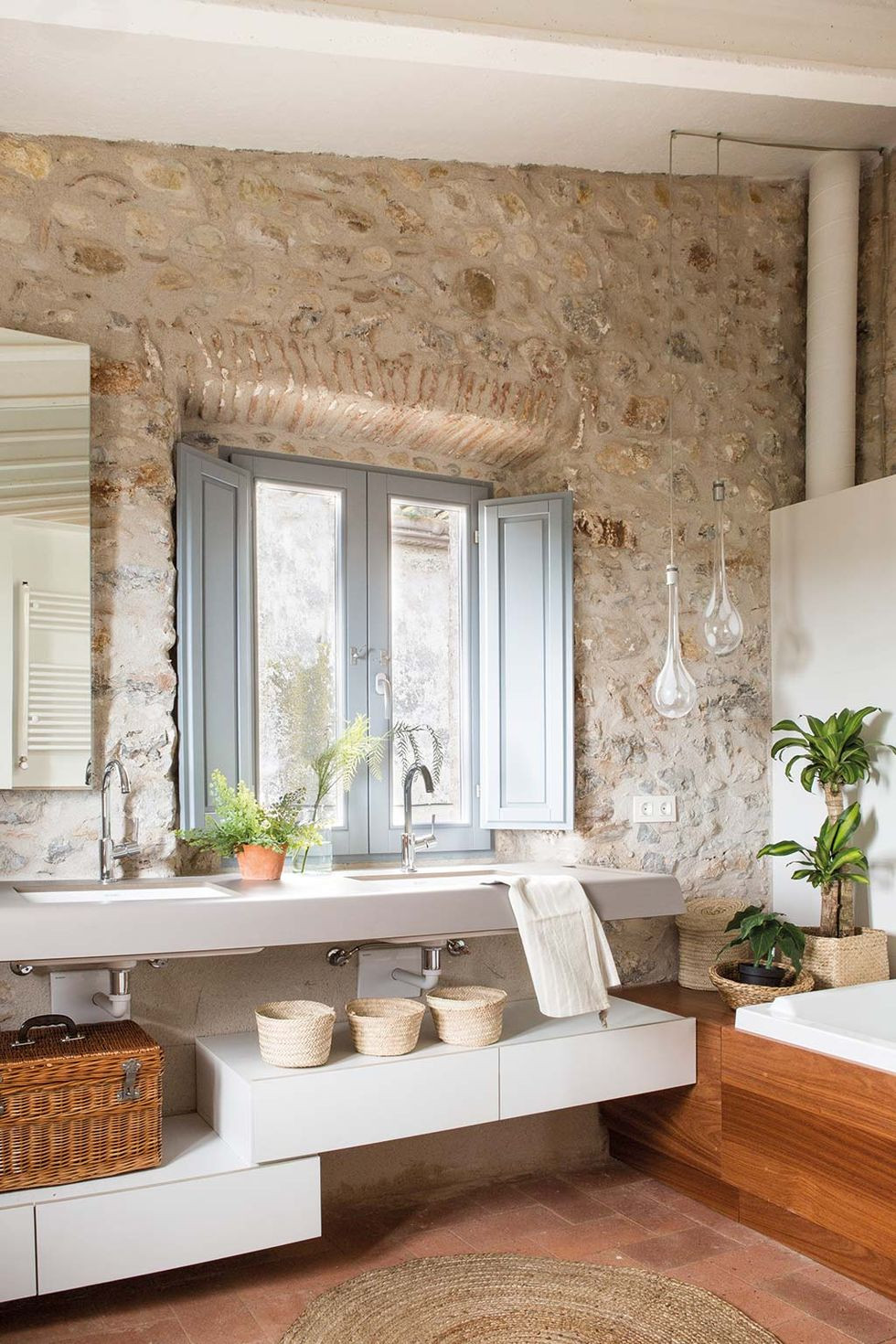 offrez-vous une salle de bain élégante et tendance grâce à nos conseils et inspirations pour une rénovation chic. idées déco, matériaux haut de gamme et astuces pour transformer votre salle de bain en espace raffiné.