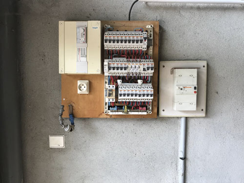 découvrez nos conseils pratiques pour rénover l’électricité d’une maison ancienne : mise aux normes, sécurité, astuces de professionnels et étapes clés pour moderniser votre installation électrique en toute sérénité.