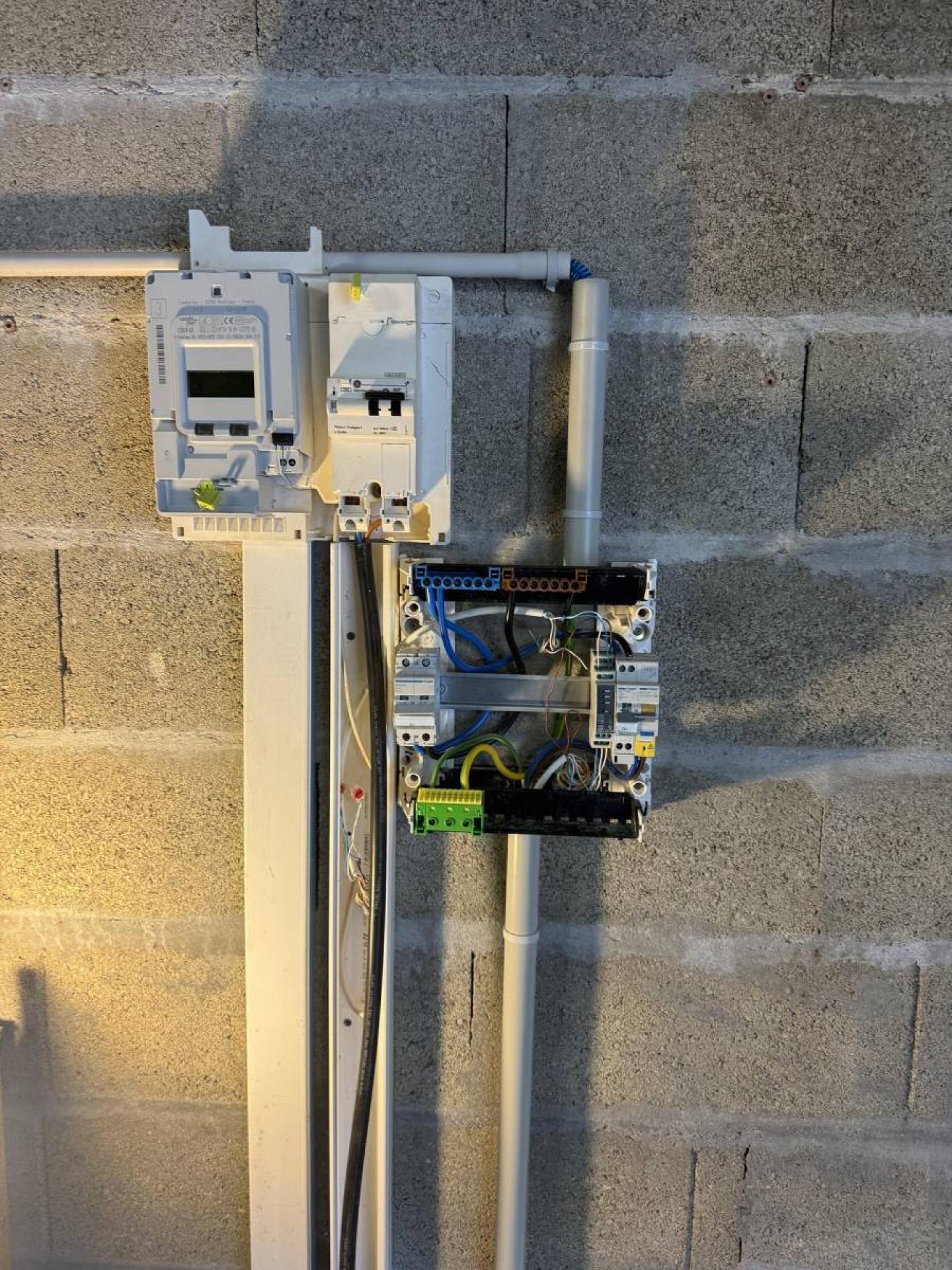 découvrez nos conseils pratiques et astuces pour rénover l'électricité d'une maison ancienne en toute sécurité. modernisez votre installation électrique tout en respectant les normes en vigueur. idéal pour assurer confort et sécurité dans votre habitation rénovée !