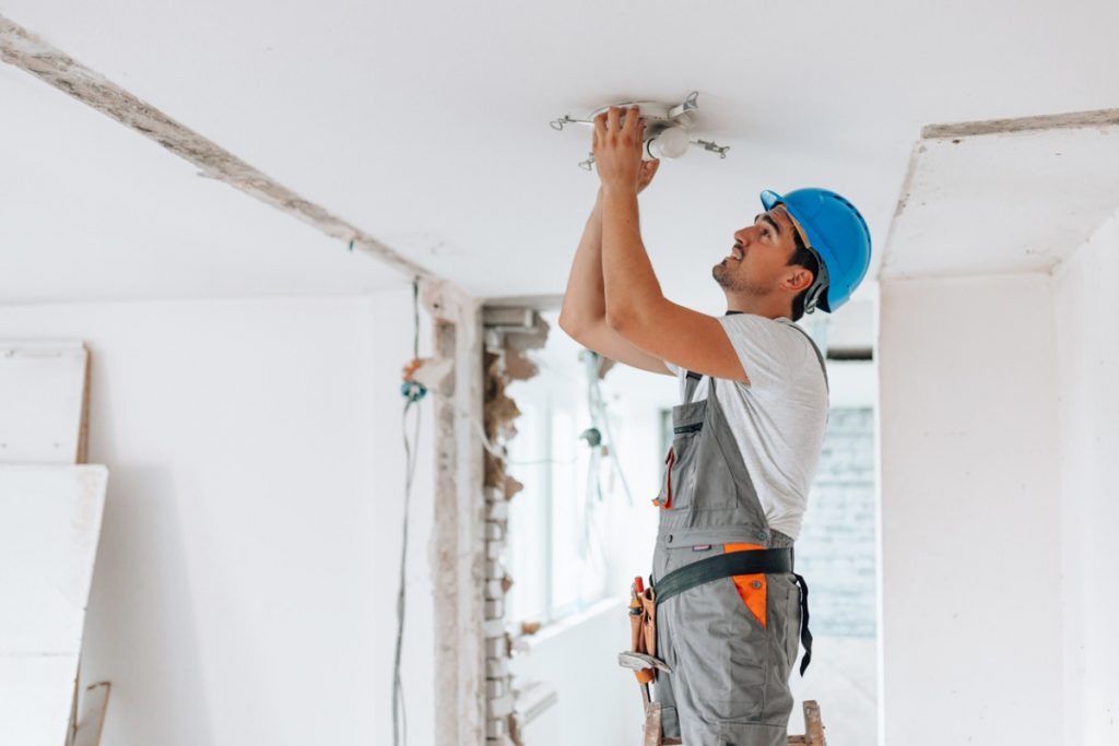 découvrez nos conseils pratiques pour rénover l’électricité d’une maison ancienne en toute sécurité : normes, étapes essentielles et astuces pour moderniser votre installation électrique.