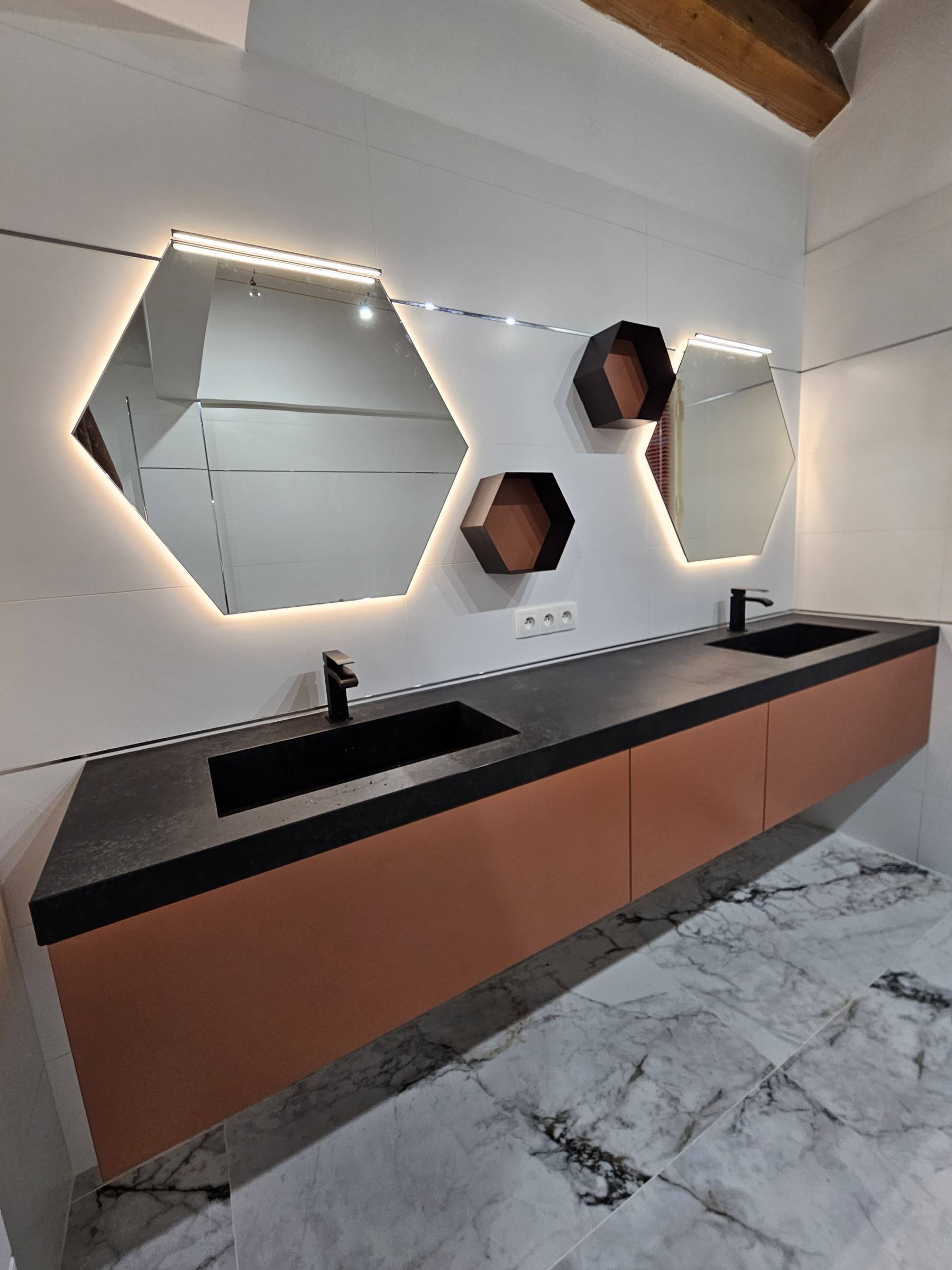 découvrez nos solutions de salle de bain sur mesure : conception personnalisée, matériaux de qualité et aménagement optimisé pour un espace unique, adapté à vos besoins et à votre style.