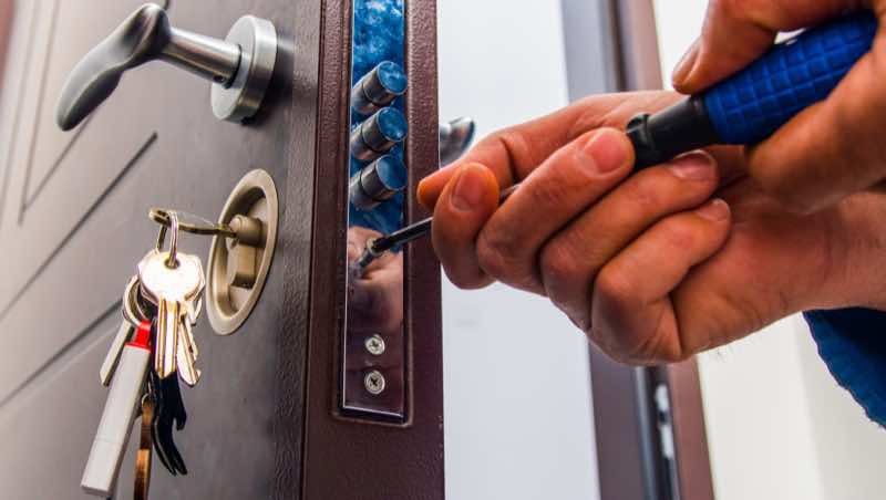 besoin d'un serrurier en urgence à châtenay-malabry ? intervention rapide 24h/24 et 7j/7 pour toute ouverture de porte, changement de serrure et dépannage en serrurerie. contactez-nous dès maintenant !