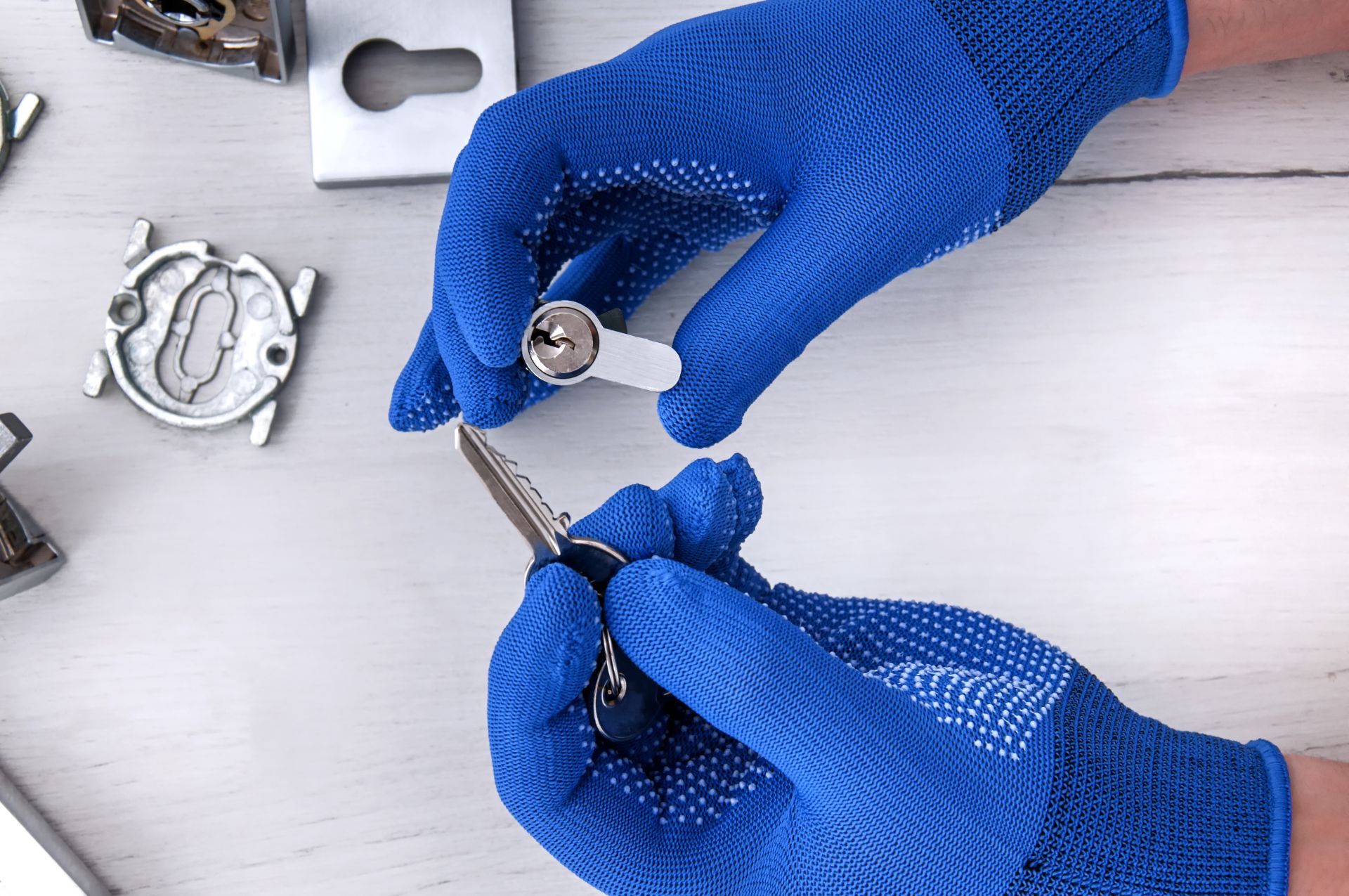 besoin d'un serrurier en urgence à meudon ? intervention rapide 24h/24 et 7j/7 pour ouverture de porte, perte de clés ou changement de serrure. devis gratuit et service professionnel.