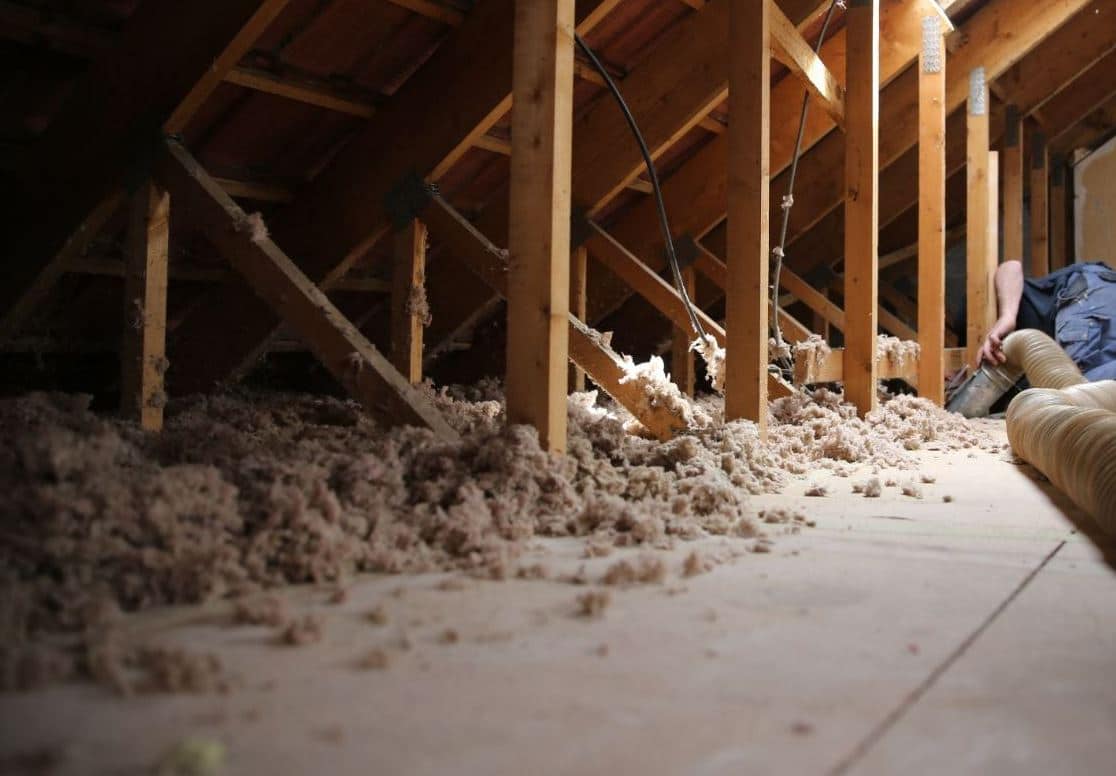 découvrez le coût moyen de l'isolation des combles par m², les facteurs influençant le prix et les aides financières disponibles pour vos travaux d'isolation.