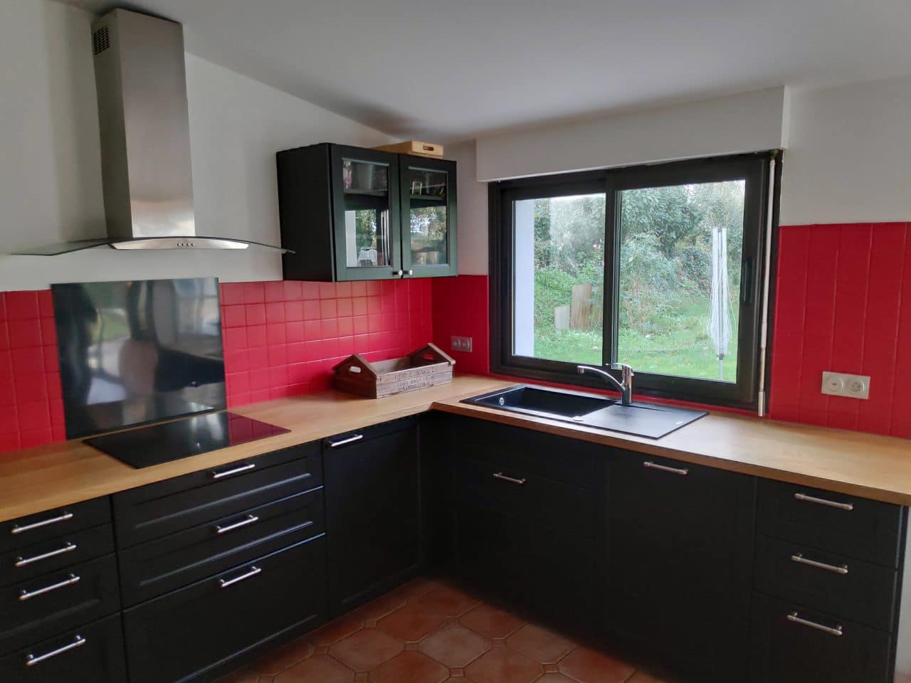 découvrez notre cuisine rénovée à suresnes alliant modernité et fonctionnalité pour un espace culinaire esthétique et pratique.