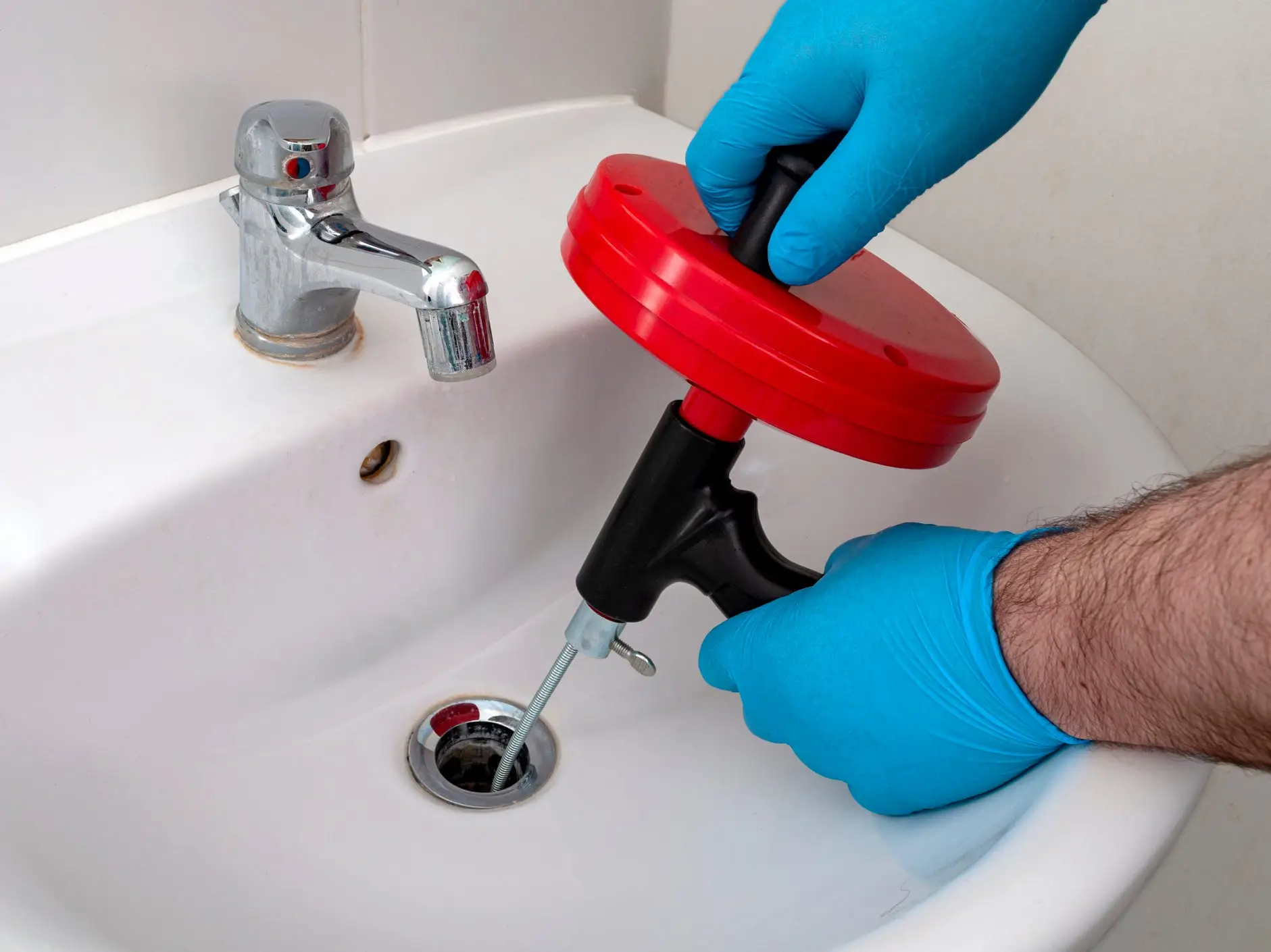 service rapide et efficace de débouchage de canalisations à créteil. interventions d'urgence 7j/7 pour toilettes, éviers, lavabos et réseaux d'évacuation. devis gratuit !