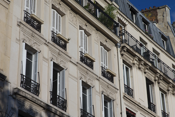 découvrez comment la transformation des logements en hôtels à paris aggrave la pénurie de logements, impactant les habitants et le marché immobilier local.