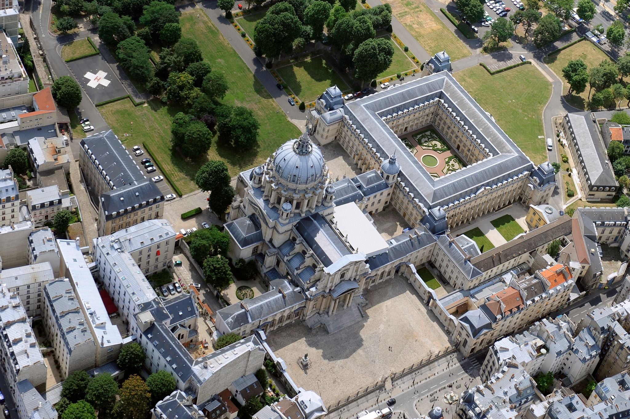 découvrez val-de-grâce, le nouveau pôle santé innovant à paris alliant technologies avancées et soins de pointe pour une médecine d'avenir.
